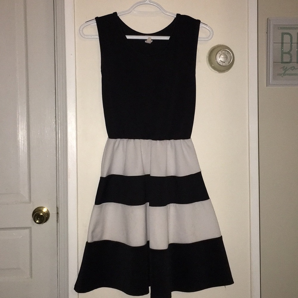 Medium black and white dress